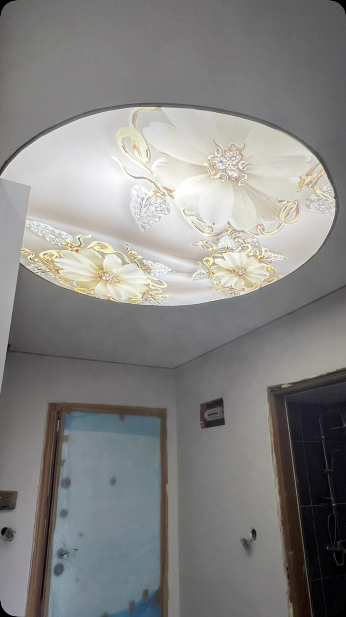 Yuvarlak çiçek desenli tavan
